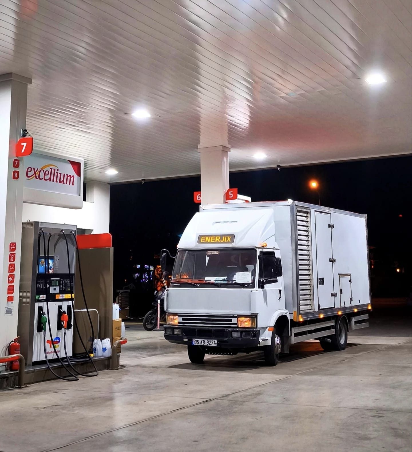 ENERJIX kutu kasa jeneratör aracı, akaryakıt istasyonunda gece görevi başında