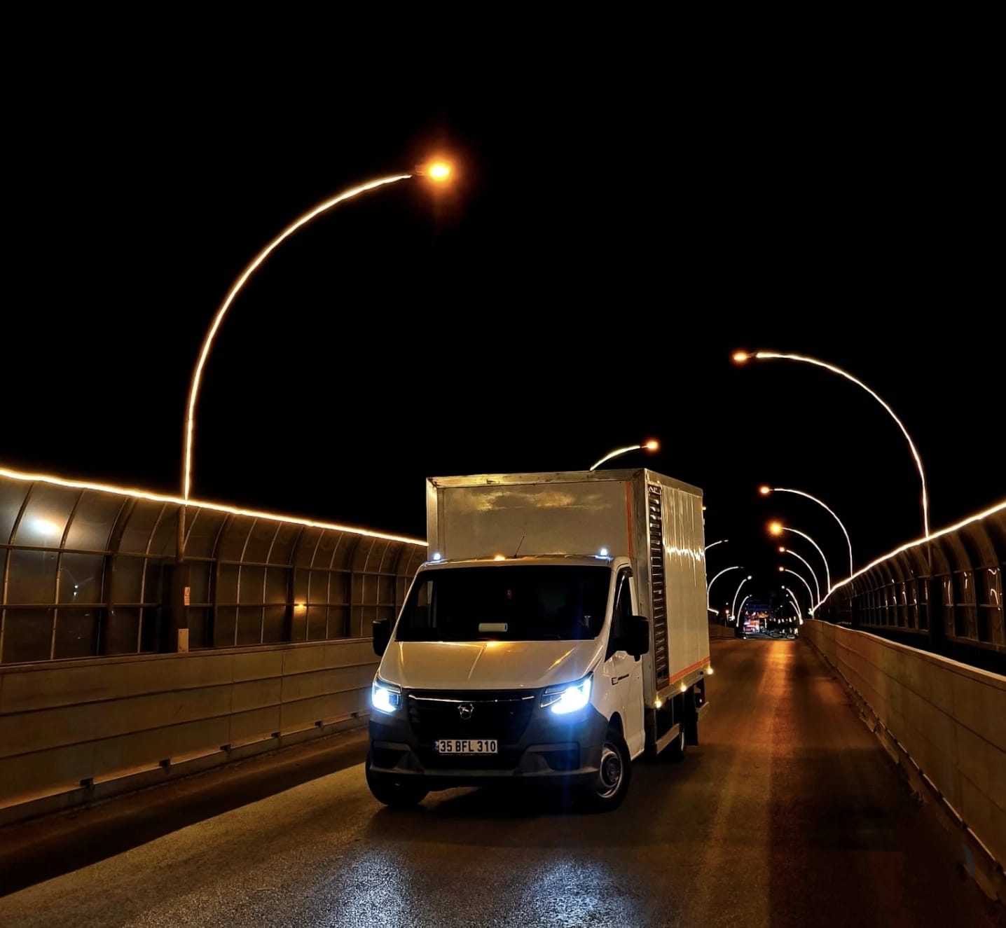 ENERJIX kutu kasa jeneratör aracı, gece köprü güzergahında sevkiyat halinde
