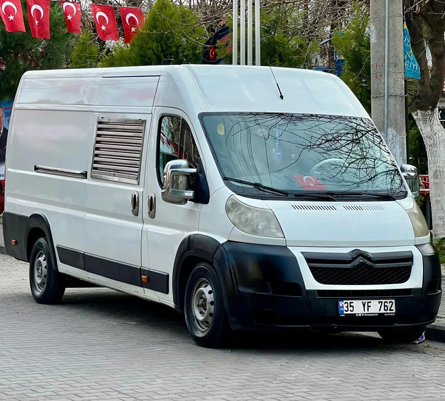 Gündüz saatlerinde servis aracı