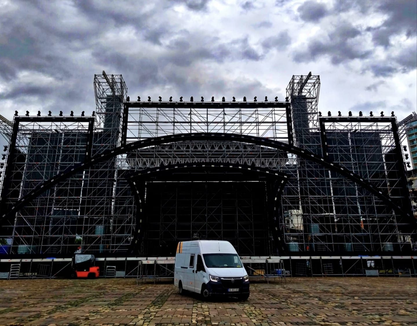 ENERJIX servis aracı, büyük ölçekli konser sahnesi kurulumu önünde